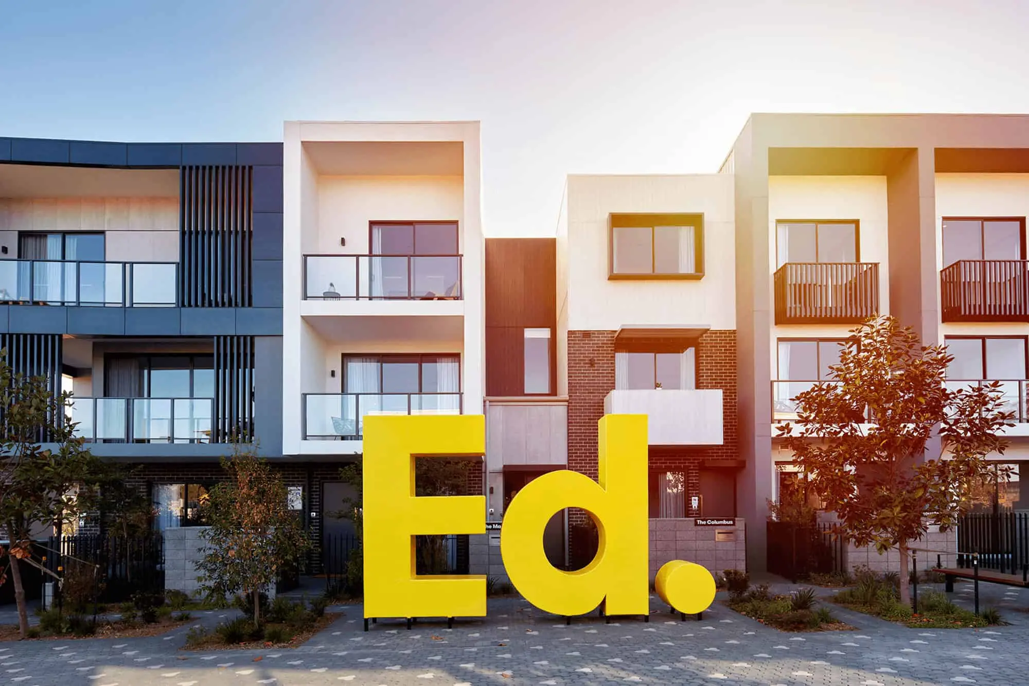 現代townhouses配有大型"Ed."標誌，適合在Brooklyn Row享受都市生活。