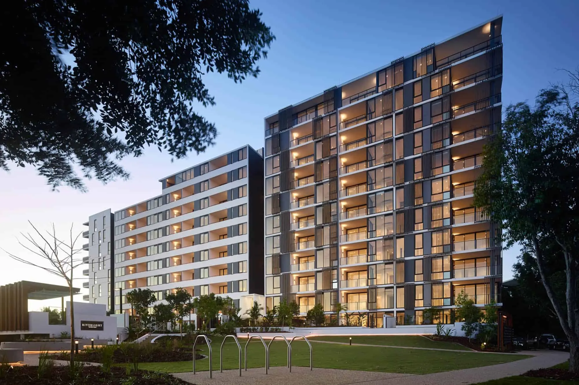 現代公寓複合大廈，有陽台、茂密綠化和河景。位于Hamilton Reach。