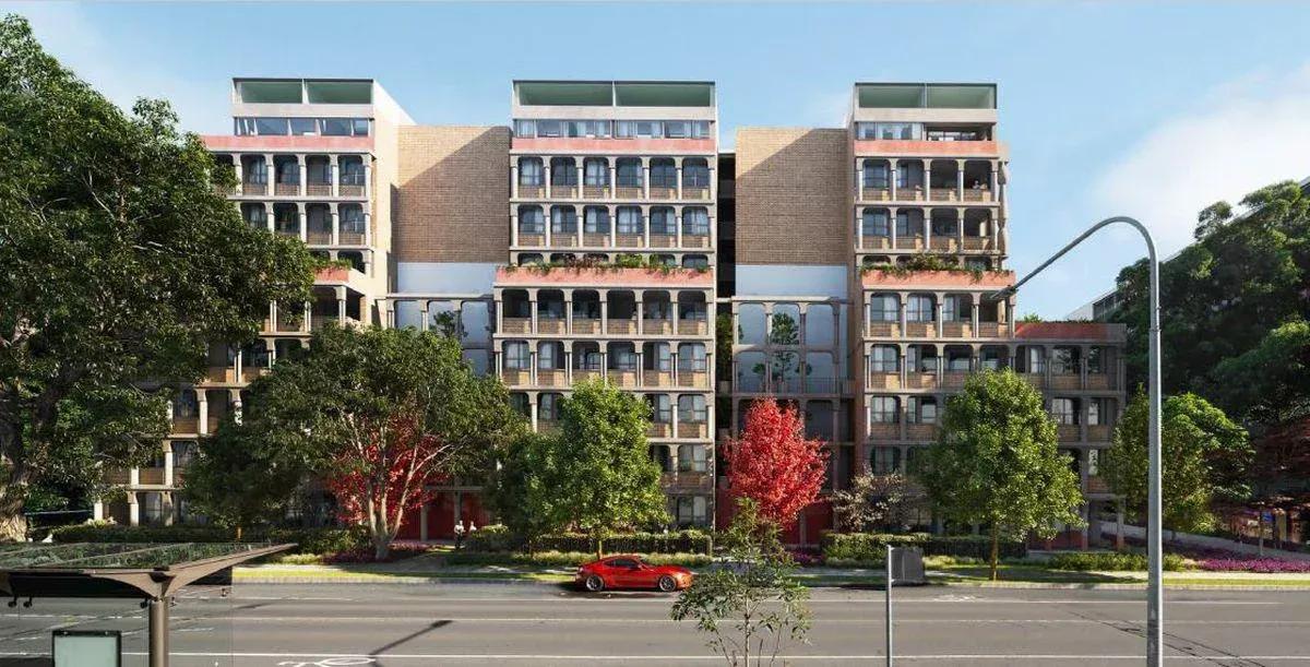 現代多層住宅公寓大樓，採用磚砌外牆、陽台設計，沿城市街道綠化景緻宜人，前方停放一輛紅色跑車。