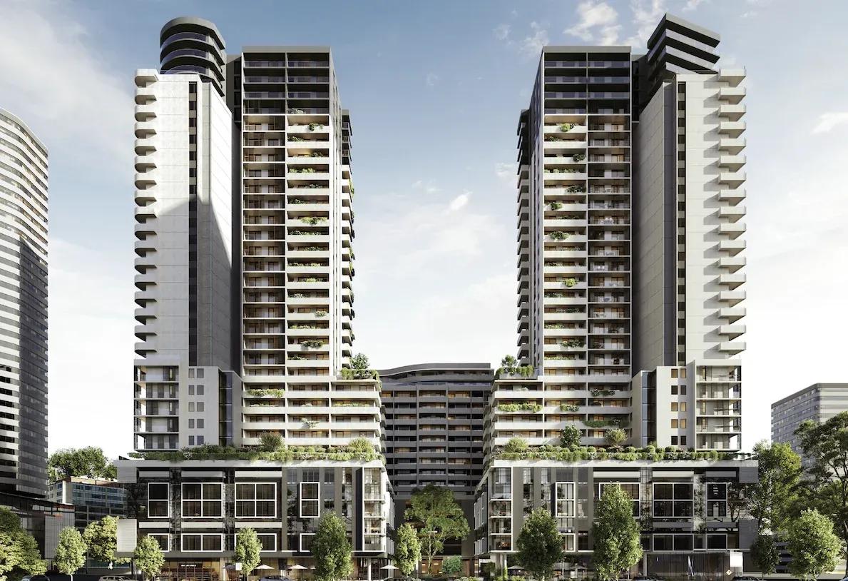 現代高層雙塔住宅樓，陽台綠意盎然，座落於都市中的低層商業裙樓之上。